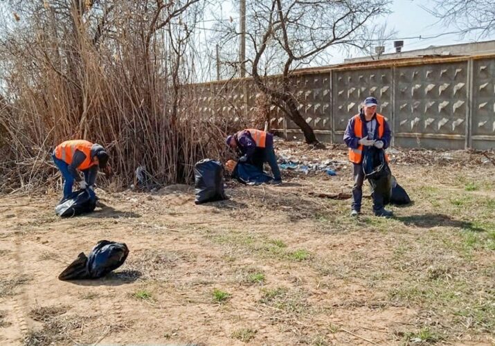 В Астрахани у ярмарки "Кутум" убрали свалку