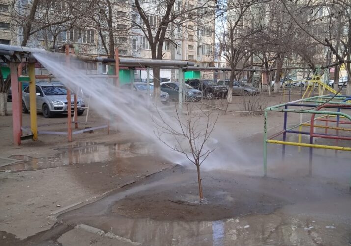В разных районах Астрахани продолжают возникать "кипятковые" фонтаны