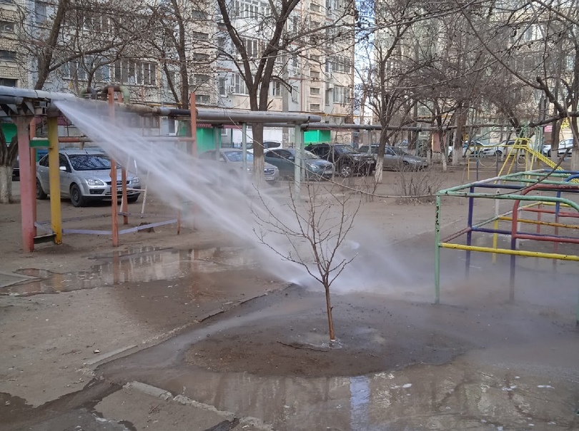 В разных районах Астрахани продолжают возникать "кипятковые" фонтаны