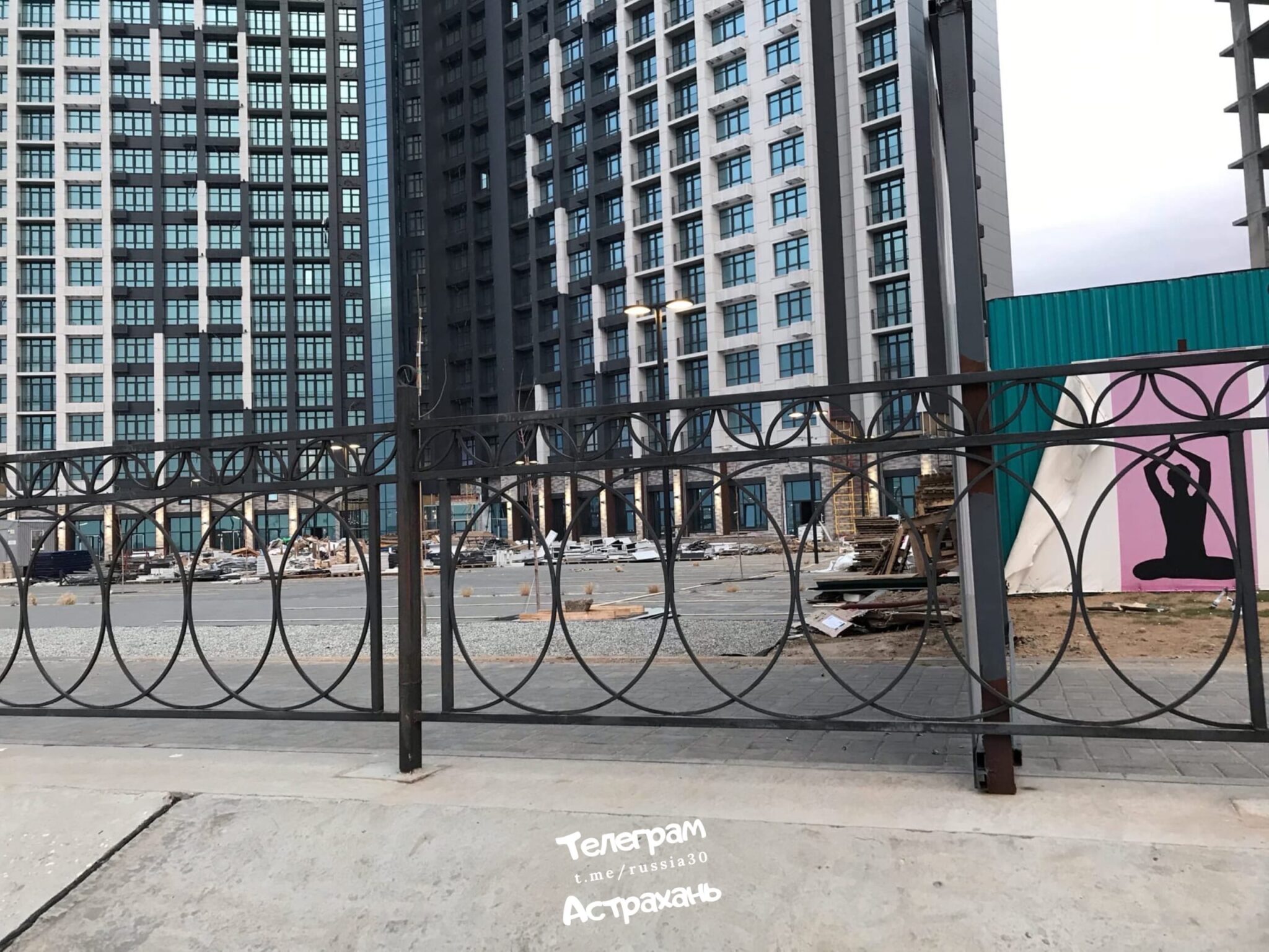 Квартира атмосфера астрахань. Атмосфера Астрахань. Жилищный комплекс атмосфера Астрахань. Ограждение набережной. Забор жилого комплекса.