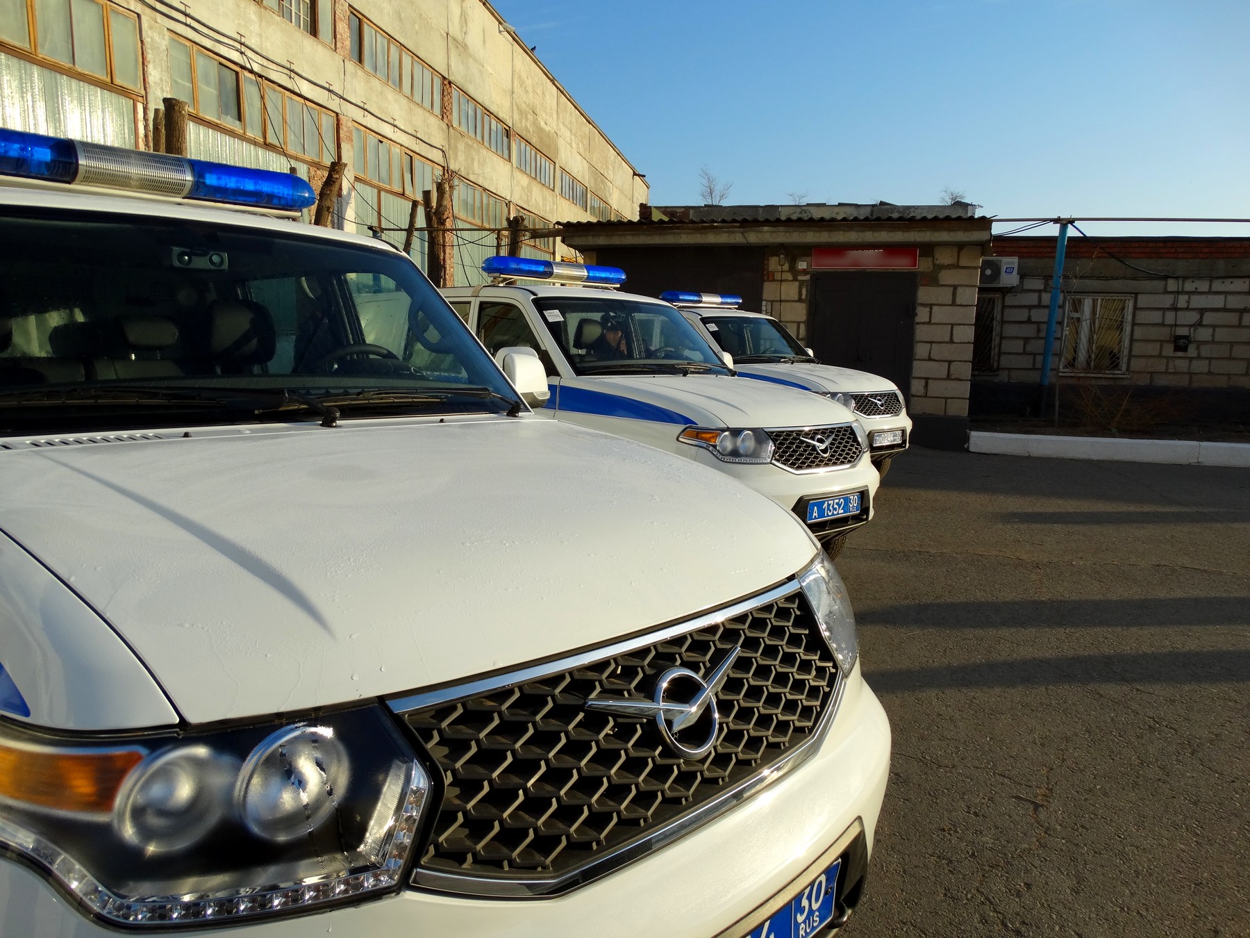 В Трусовском районе Астрахани мужчина избивал внедорожник кирпичом и разговорил с ним