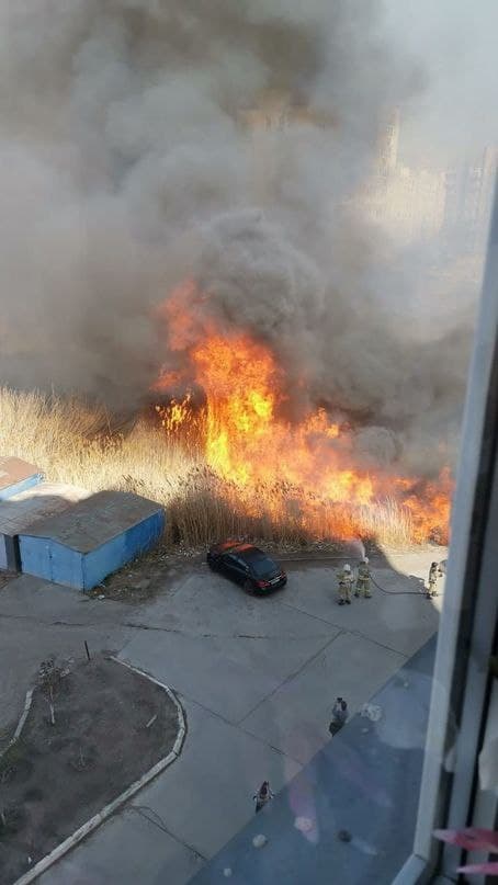 В Астрахани горит камыш на улице Куликова