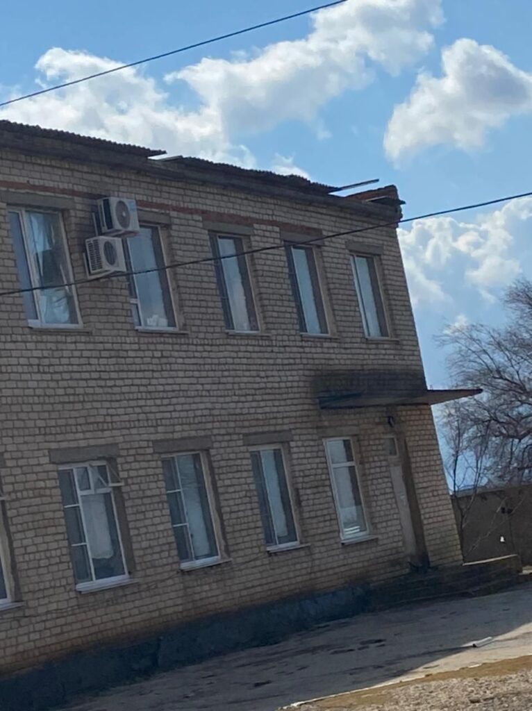 Ветер снёс кровлю зданий школы, больницы и библиотеки в Астраханской области