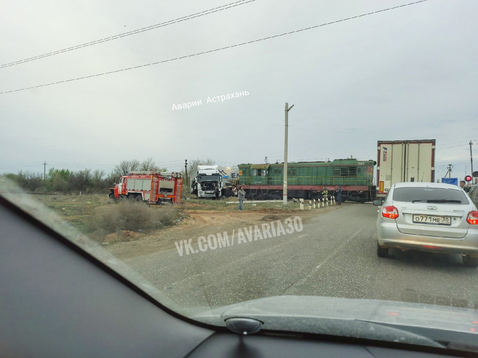 Николаевское шоссе астрахань. Авария Николаевское шоссе Астрахань. Поезд протаранил фуру в Астрахани.