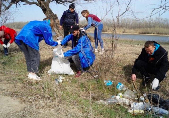 Астраханцы вышли на субботник, чтобы очистить памятник природы от мусора