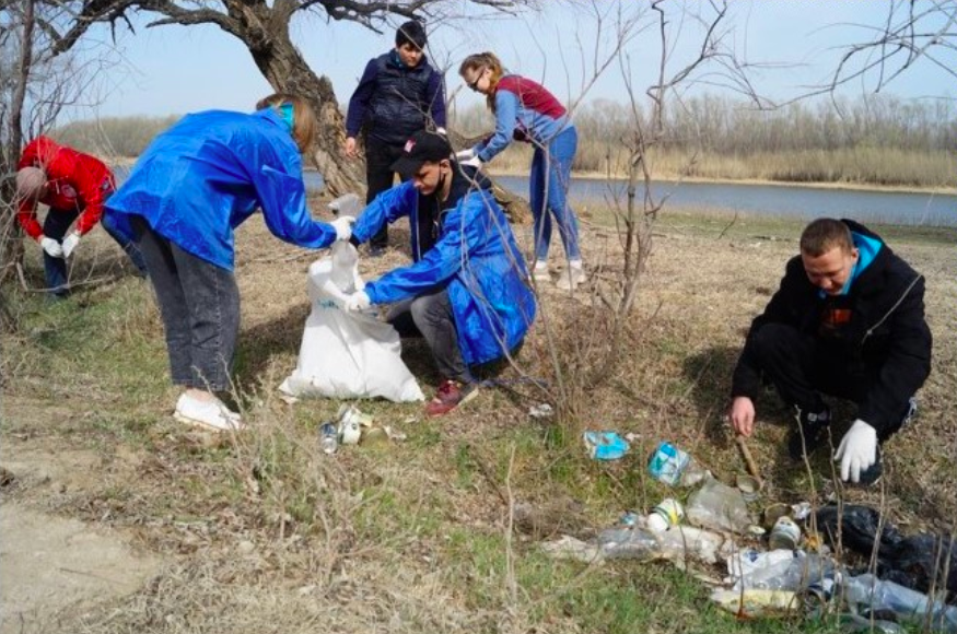 Астраханцы вышли на субботник, чтобы очистить памятник природы от мусора