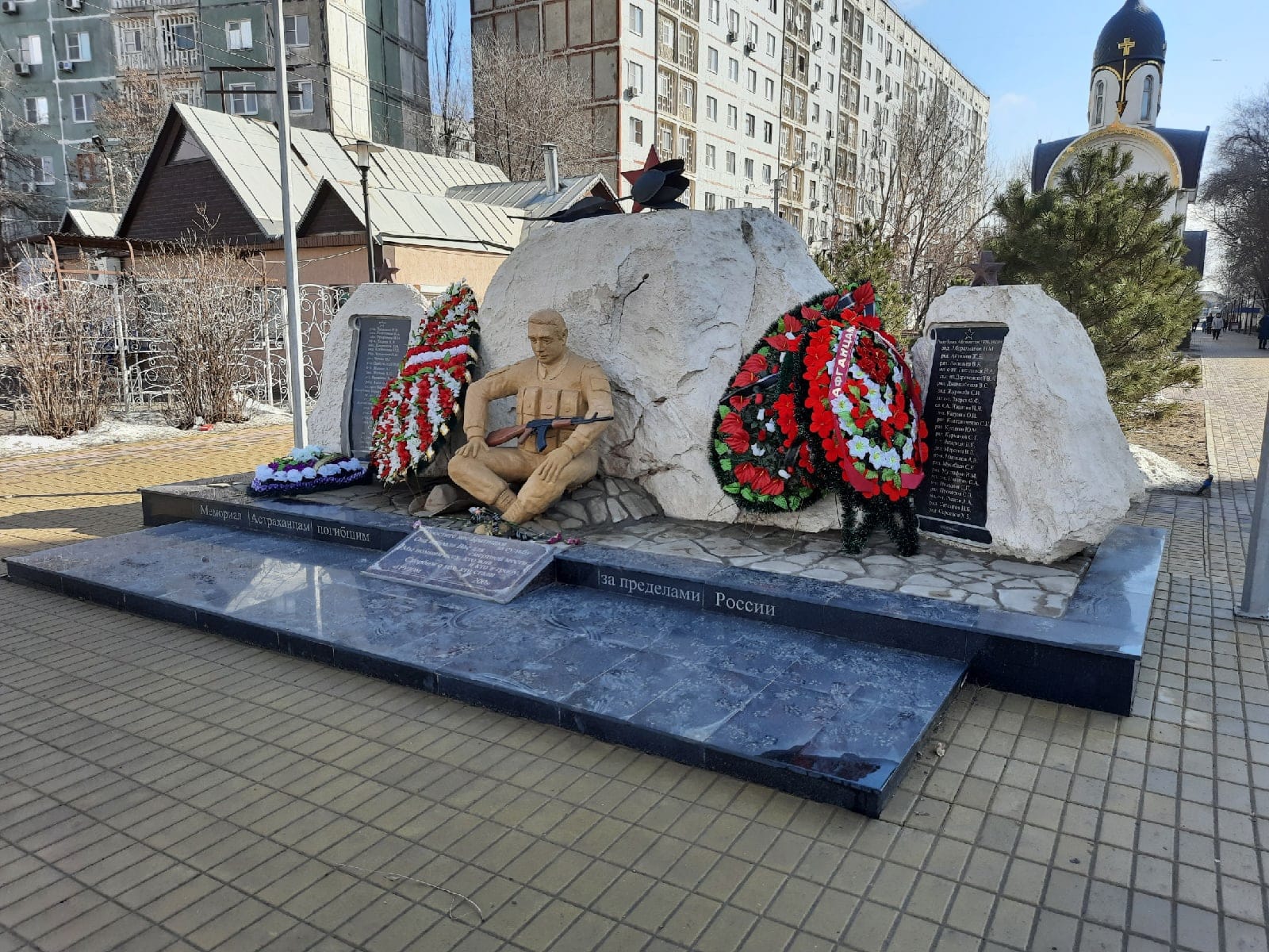 у памятника воинам-интернационалистам украли кружку
