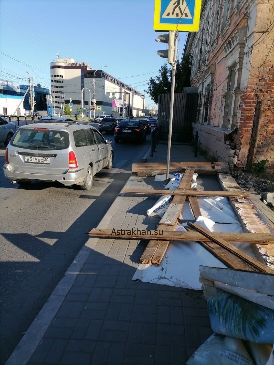 В Астрахани упал забор на тротуар