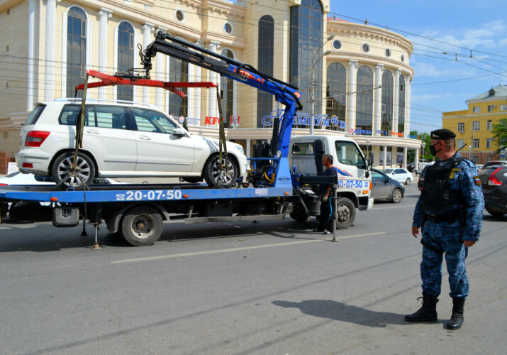 Астраханские водители лишились автомобилей и телефонов из-за долгов