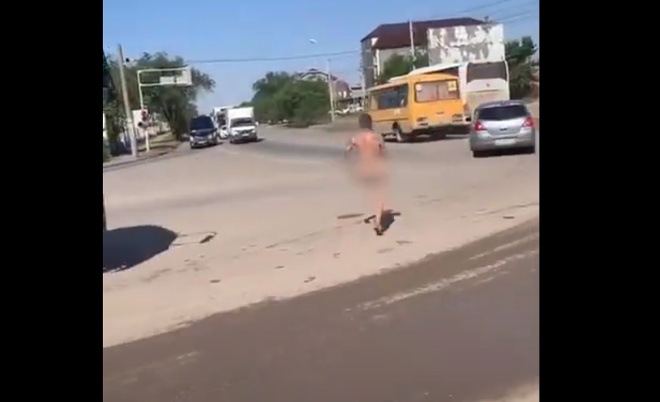 В Астрахани скончался голый мужчина, который залез под автобус
