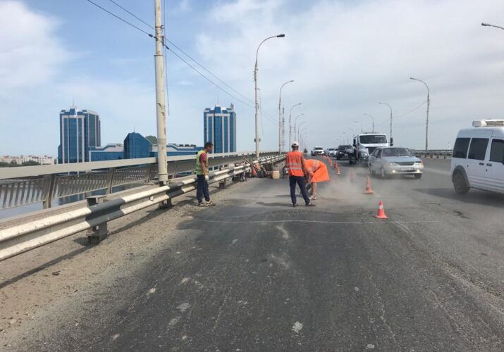 В Астрахани на Новом мосту начался ямочный ремонт