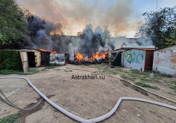 В Астрахани на улице Яблочкова сгорели 3 хозпостройки