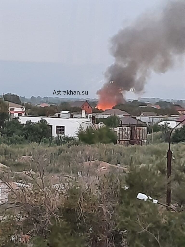 В Астрахани сгорел дом