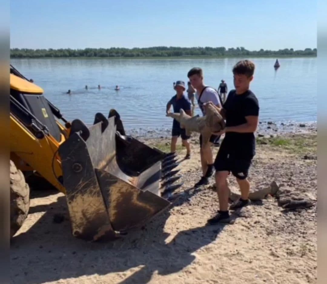 Заросший мусором астраханский пляж убирали коммунальщики и школьники