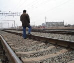 В Астрахани 14-летний подросток залез на вагон и получил 90% ожогов тела подросток залез под вагон