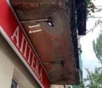 В Астрахани на улице Яблочкова рушится балкон падает балкон