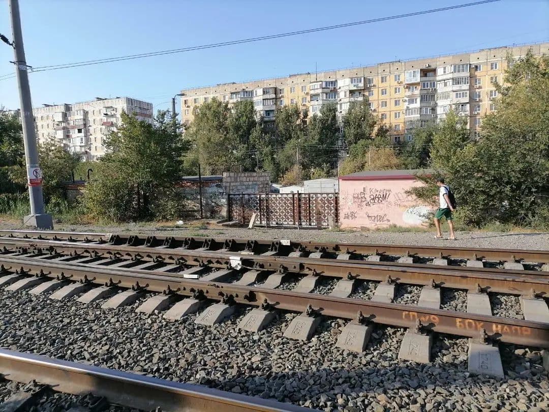 Железнодорожный закрытый город. Забор возле железной дороги. Красноярский трехэтажный дом около железнодорожных путей. Улица первая Железнодорожная 26 Астрахань.