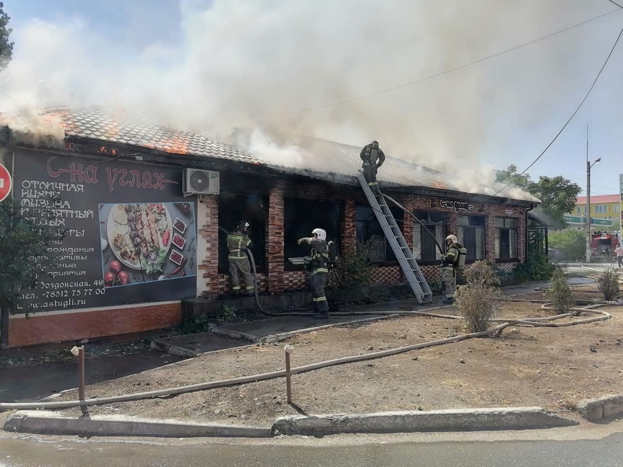 В Астрахани тушат пожар в шашлычной 