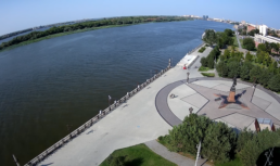 В Астрахани провал на набережной, который обещали экстренно заделать, остался на прежнем месте
