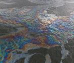Утечка нефтепродуктов в астраханском порту произошла из-за распила судна нефтяная пленка на волге