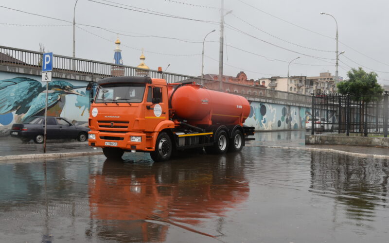 В Астрахани продолжают устранять последствия вчерашнего ливня