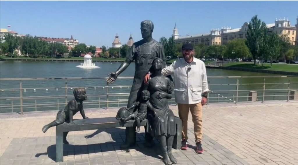 памятник семье