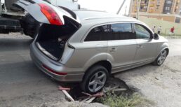 В Астрахани на улице Бакинской автомобиль попал в большую яму