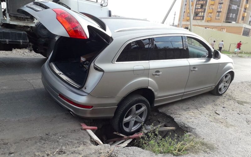 В Астрахани на улице Бакинской автомобиль попал в большую яму