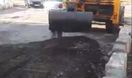 водители заделали яму на дороге