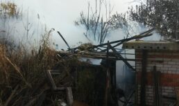 В Астраханской области на площади 155 кв. метров сгорели жилой дом и сарай