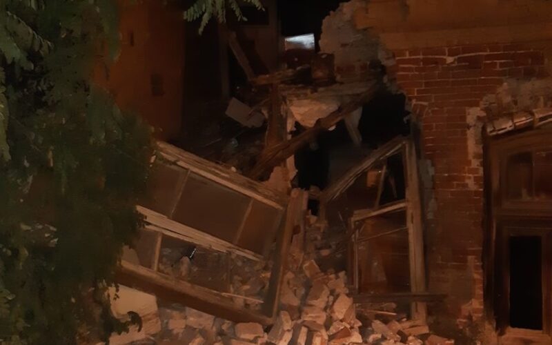 рухнула стена здания на бакинской