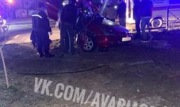 В Астрахани Mitsubishi Lancer влетел в столб: есть жертвы