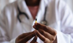 В Минздраве зарегистрировали новую вакцину от Covid-19 для подростков