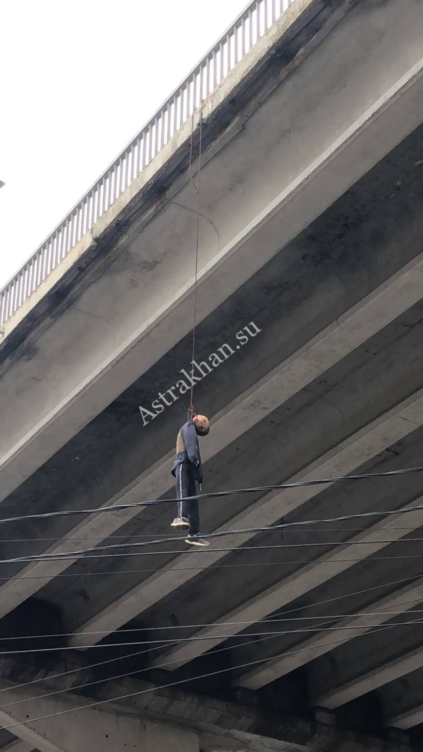 В Астрахани на Новом мосту повесился манекен