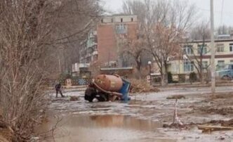 В Астрахани устранявший коммунальный разлив спецтранспорт провалился в ту же лужу