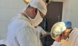 Астраханские врачи провели уникальную операцию, вернув пациенту способность ходить