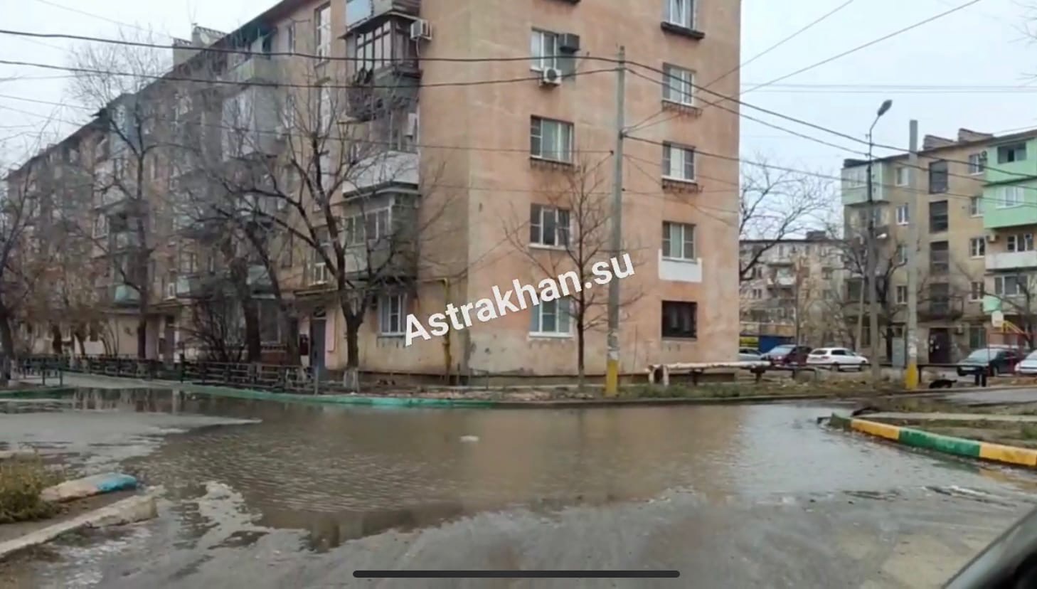 На улице Дубровинского коммунальная авария оставила тысячи астраханцев без  воды