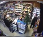 В астраханском магазине покупатель напал на женщину нападение в магазине