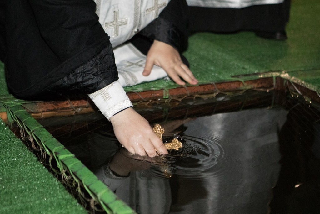 В РПЦ попросили верующих отказаться от крещенских купаний