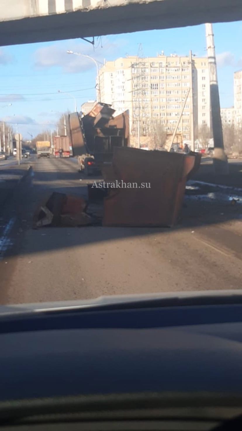 В Астрахани грузовик протаранил мост на улице Боевой