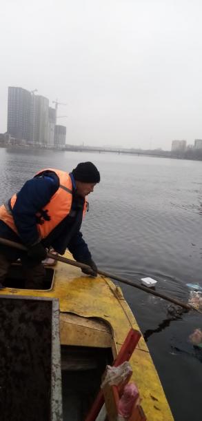 В Астрахани из каналов собрали 2 тонны мусора за две недели