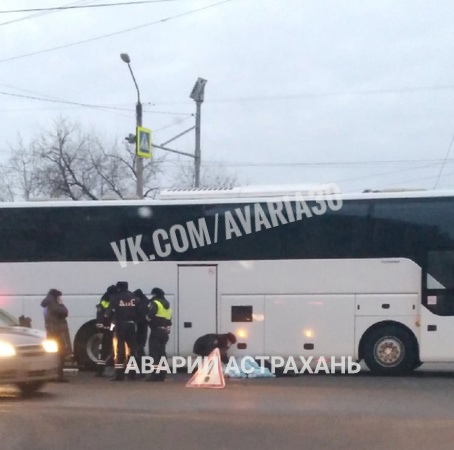 В Астрахани на Кубанской автобус насмерть сбил женщину