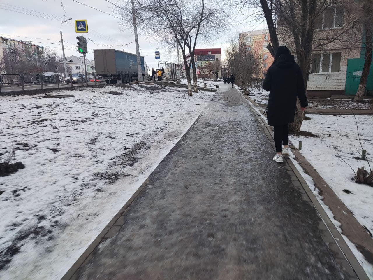 Астраханцы жалуются на обледеневшие тротуары и дороги