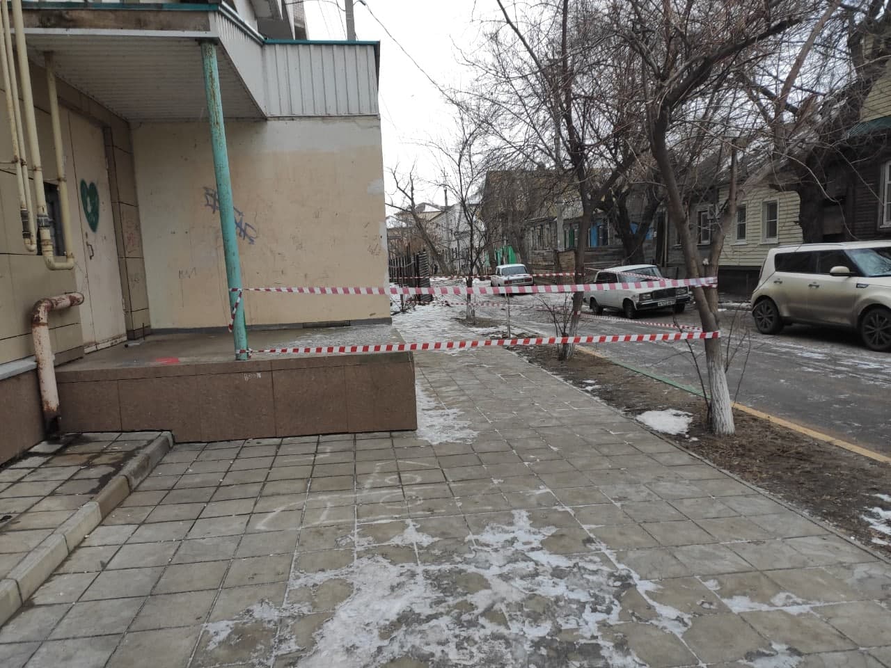 На Эллинге в Астрахани над пешеходами нависла угроза