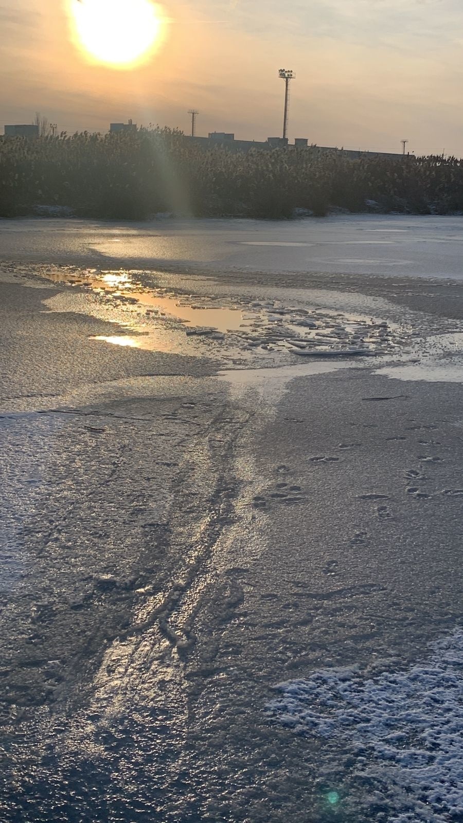 В Астрахани рыбак провалился под лёд на ерике Кутум