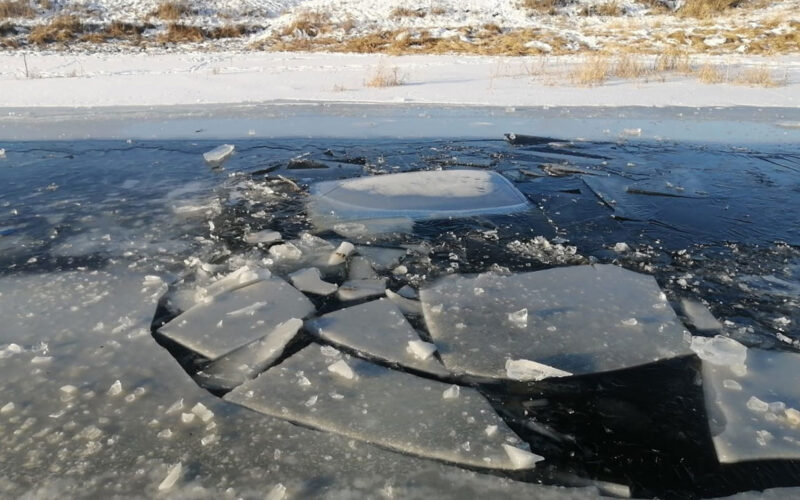 подростки провалились под лёд