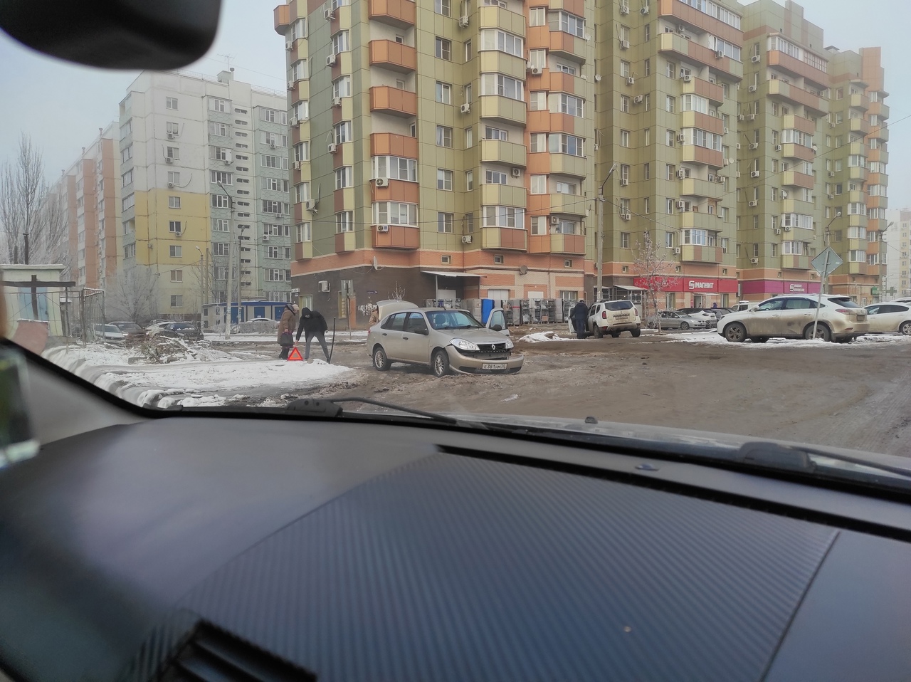 В Астрахани на улице Куликова застряли две машины