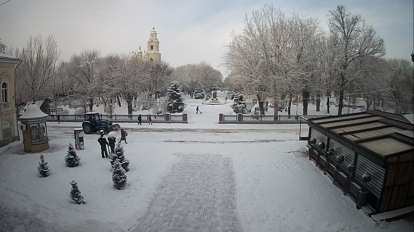 Астраханские коммунальщики вновь ведут борьбу со снегом