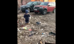 ребёнок играет в мусоре