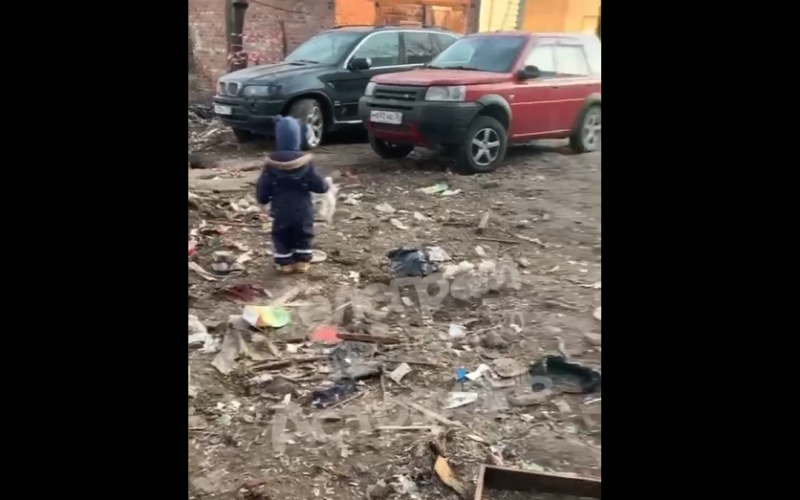 ребёнок играет в мусоре